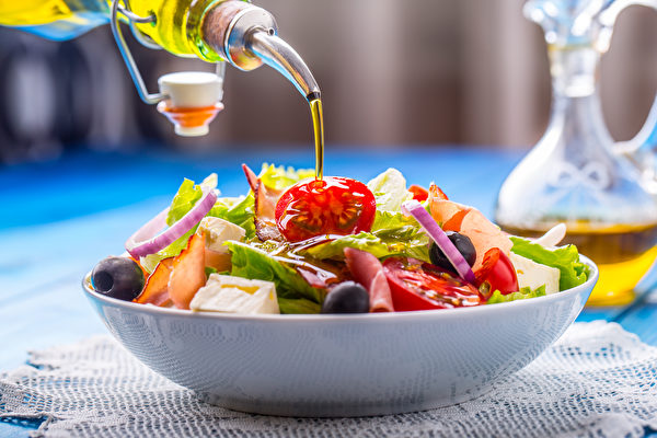 地中海飲食連5年最佳飲食第1，但在一些錯誤的觀念下，吃錯了地中海飲食會帶來壞處。(Shutterstock)