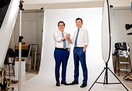 林智坚与郑文灿市长合拍定装照。