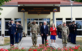 组图：相隔25年 德国总统访问驻德美军基地