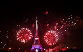 組圖：法國國慶煙火秀 巴黎夜空璀燦奪目