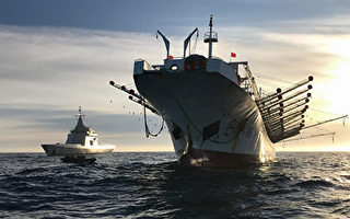 中国渔船队在公海对峙中挑战美国