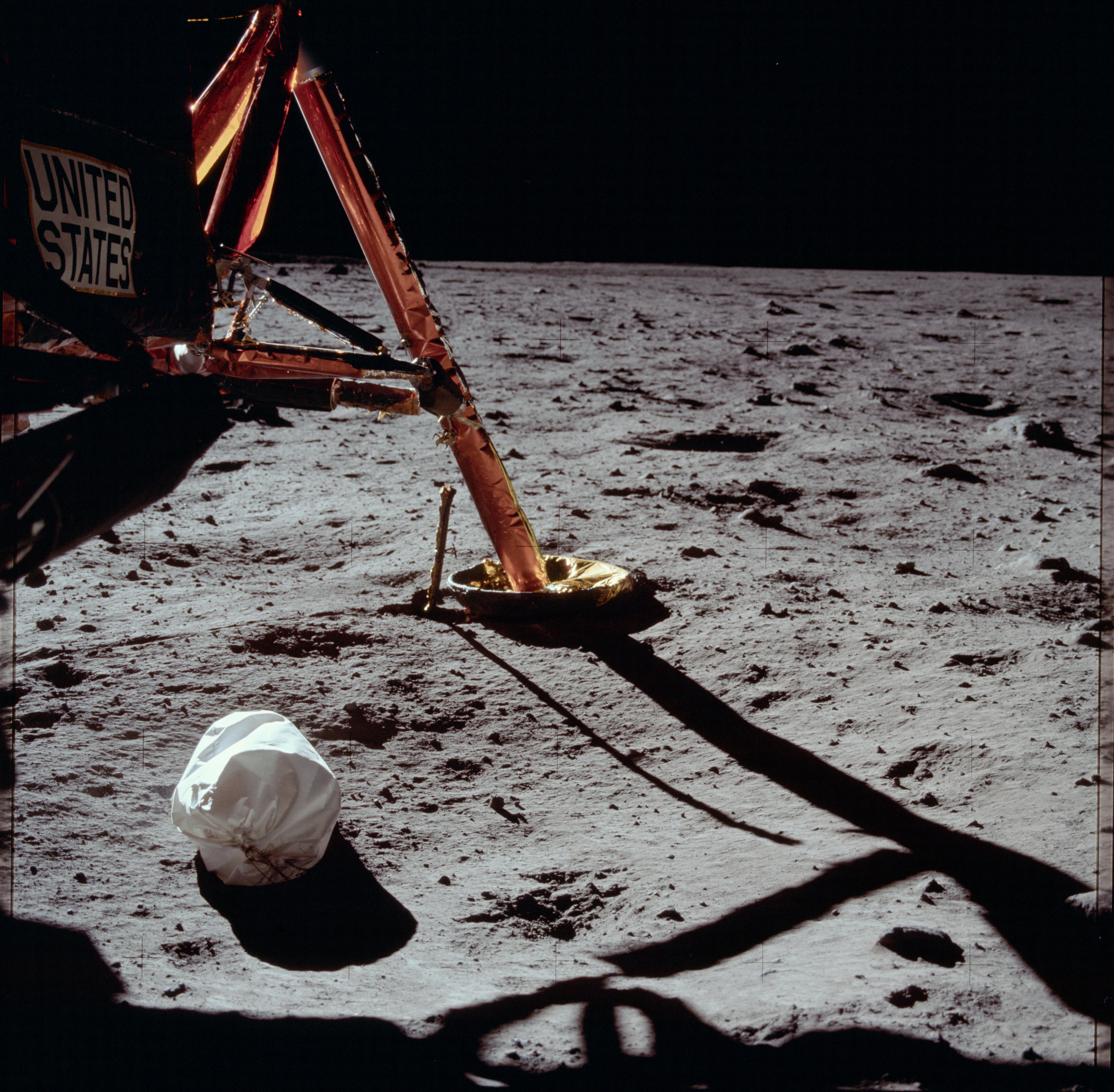 1969年宇航员登月留下了含有排泄物的垃圾袋。(NASA)