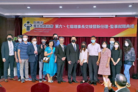 台南市餐旅教育协会第7届理事长周立峯（前右6）及新选出的第7届理监事。