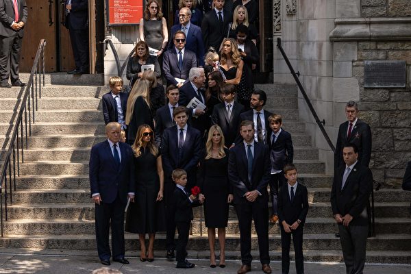 川普攜家人出席前妻伊凡娜在紐約的葬禮