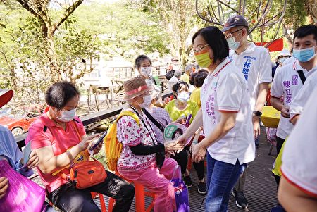 台湾民众党桃园市长参选人赖香伶到桃园区虎头山出席长青会登山健行活动。