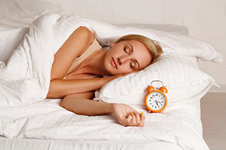 侧睡能清大脑废物 5招有效改善淋巴功能防失智