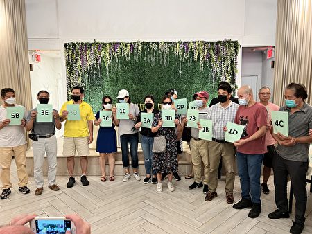 Ovington大道345號15戶住家代表上週三在記者會上,向各界求助。