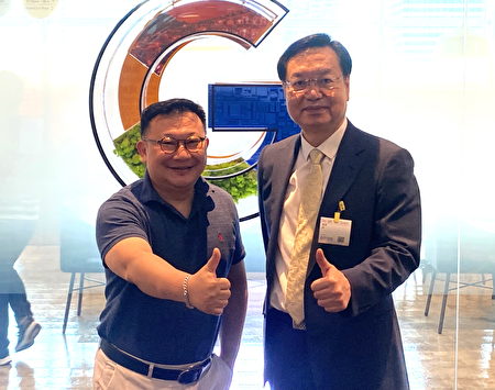  Google Cloud台灣總經理謝良承( 左）與元智大學廖慶榮校長合影。