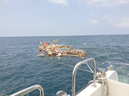 「潮境方舟1號」清除海上漂浮廢棄漁網及大型垃圾。