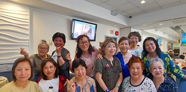 圖：2022年7月27日，三聯市中華協會姐妹們邀朋友一起，在潮樓海鮮酒家餐聚。（三聯市中華協會提供）