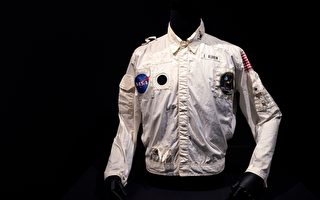 人類首次登月太空服拍賣 280萬美元天價成交