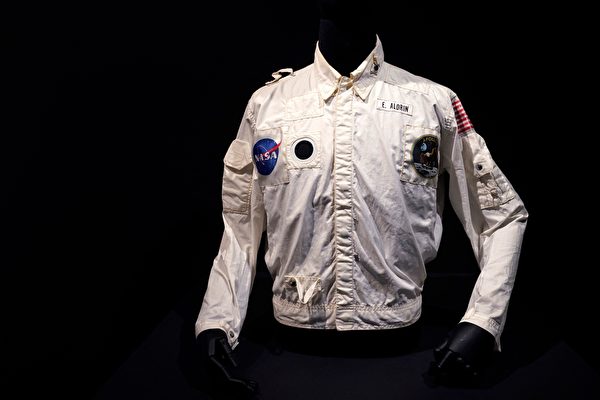 人類首次登月太空服拍賣 280萬美元天價成交