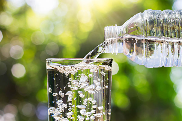 喝水可以预防很多疾病，但一些错误的喝水行为却会伤害身体。(Shutterstock)