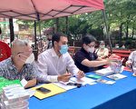 紐約市議員馬泰走出辦公室 在孔廈設服務站