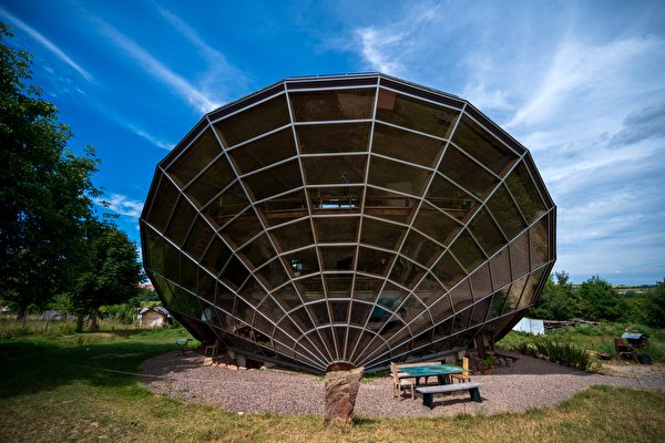 組圖：法國造型獨特太陽能屋 外表形似日晷