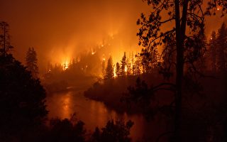加州今年最大野火持续延烧 致2人丧生