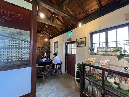 The interior layout of Riverbank Coffee is full of classic atmosphere.
