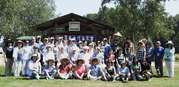 圖：溫哥華台灣客家會於2022年7月31日舉辦夏日踏青及植栽交流聯誼活動。圖為溫哥台灣客家會參加踏青全部合影。（溫哥華台灣客家會提供）