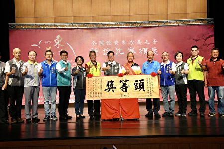 2022年全国优质东方美人茶评鉴比赛颁奖典礼头等奖廖文金。