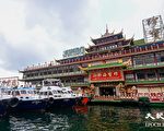珍宝海鲜舫上层建筑已解体 船底朝天 搁于海底礁盘