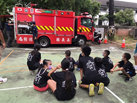 嘉义县消防局办理111年暑期消防夏令营，第一场“新港妈祖文化夏之旅”于8月4、5日假新港国小热情展开。
