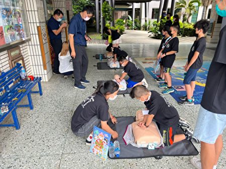 嘉义县消防局办理111年暑期消防夏令营，第一场“新港妈祖文化夏之旅”于8月4、5日假新港国小热情展开。