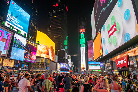 2022年7月28日，曼哈顿时代广场游客如织。