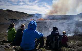 組圖：冰島西南部火山噴發 吸引遊客觀看