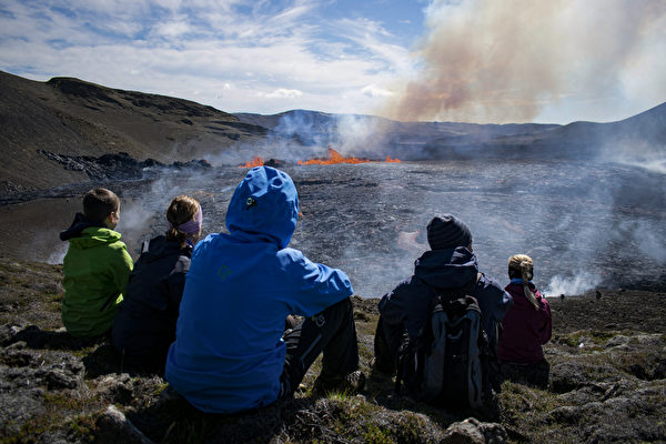 组图：冰岛西南部火山喷发 吸引游客观看
