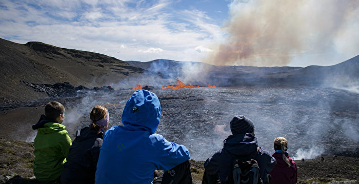 组图：冰岛西南部火山喷发 吸引游客观看