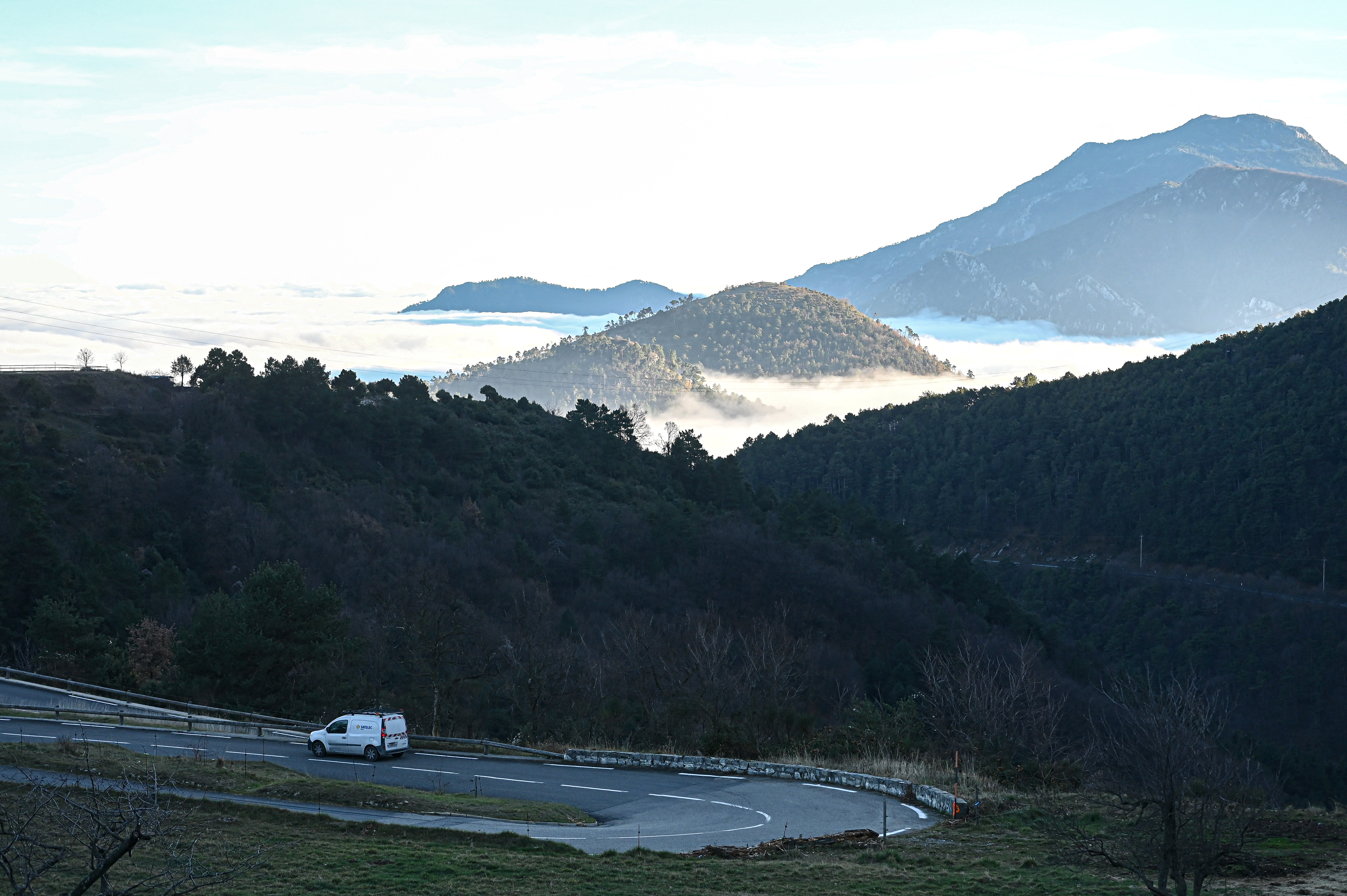 車子行駛在167號公路上,群山蔥蘢,還有不時蹦入視野的大小湖泊和涓涓溪流,直覺車行入畫、陶然忘我。示意圖。(Piero Cruciatti / AFP)