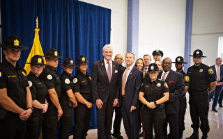 墨菲州长签署法案 新泽西警察须取得执照
