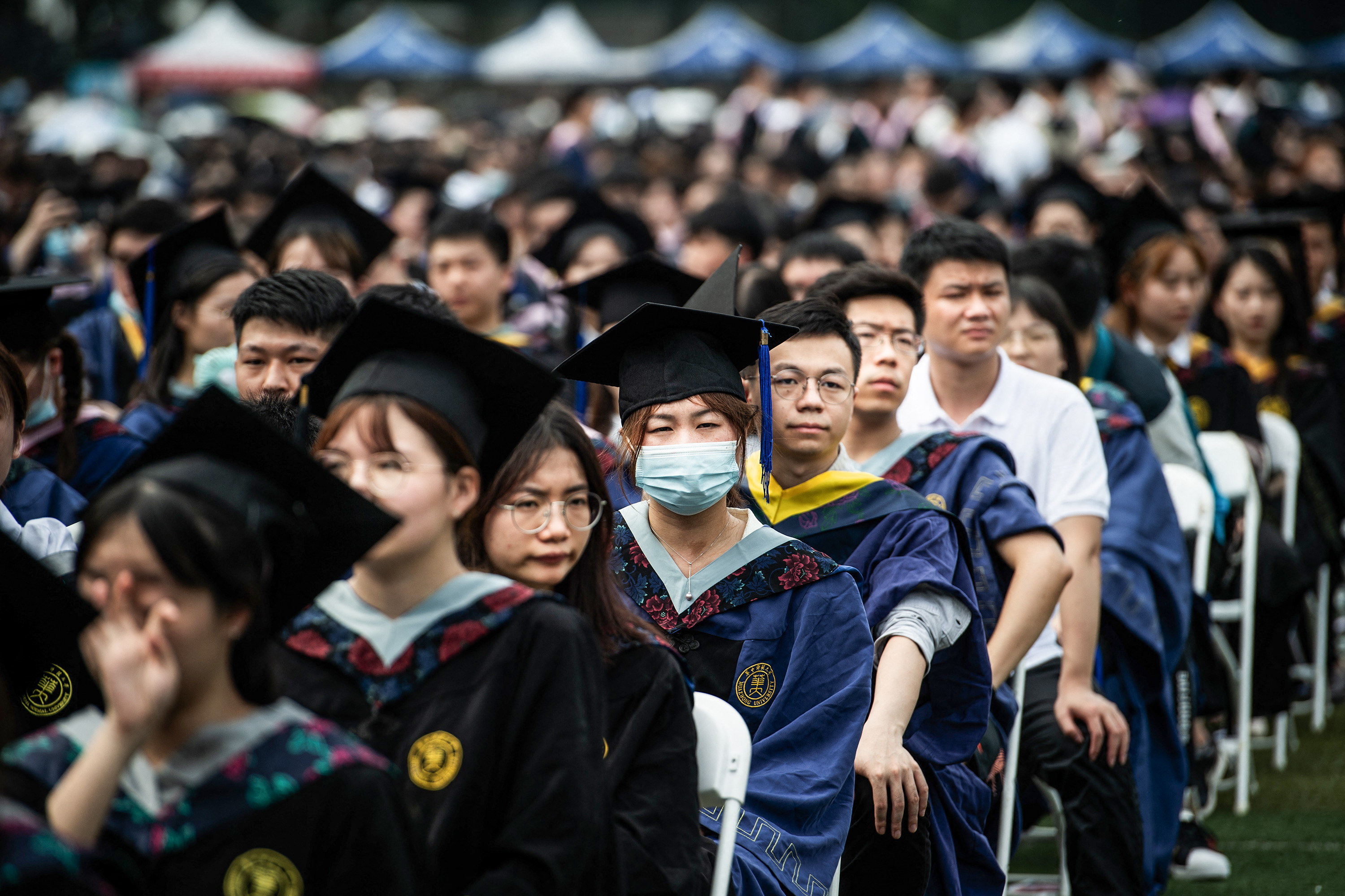 大學畢業即失業成了年輕人當前避不開的魔咒。圖為2021年6月13日湖北武漢華中師範大學舉行的畢業典禮。（STR / AFP）