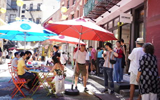 歐美觀光客週末擠進紐約華埠 人手一杯飲料消暑