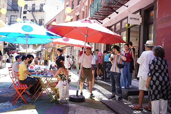 歐美觀光客週末擠進紐約華埠 人手一杯飲料消暑