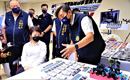 台中市長盧秀燕腿傷住院8日復出，坐輪椅首現市警局記者會。