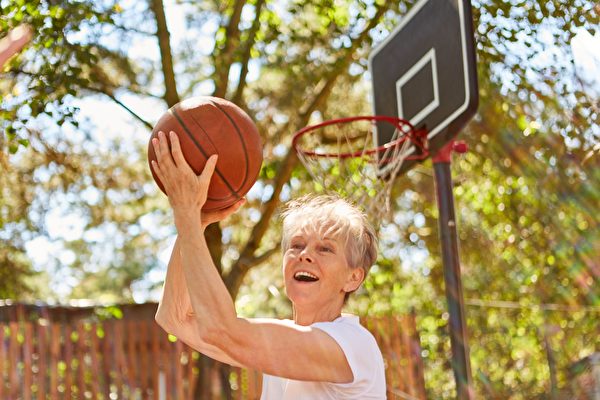 墨西哥71歲老婦打籃球 球技精湛爆紅