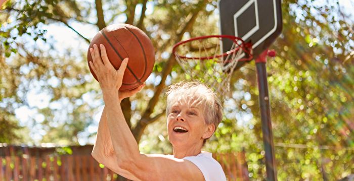 墨西哥71岁老妇打篮球 球技精湛爆红