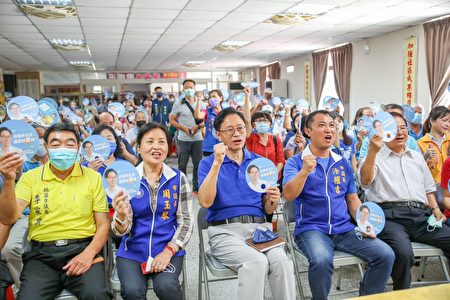 国民党桃园市长参选人张善政8日前往杨梅区，出席“议起动起来”系列活动“善心相连见面会”。