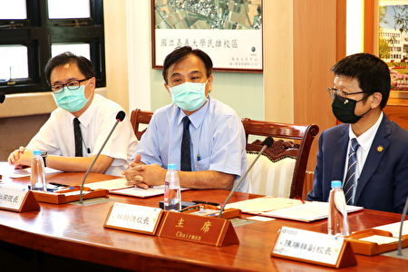 嘉义长庚纪念医院院长杨仁宗（中）提到希望嘉义地区也能成立医学院。