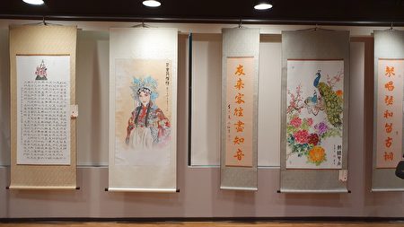 由右至左为洪硕伯、许秀子、名画家金立言老师、洪硕甫之作品。