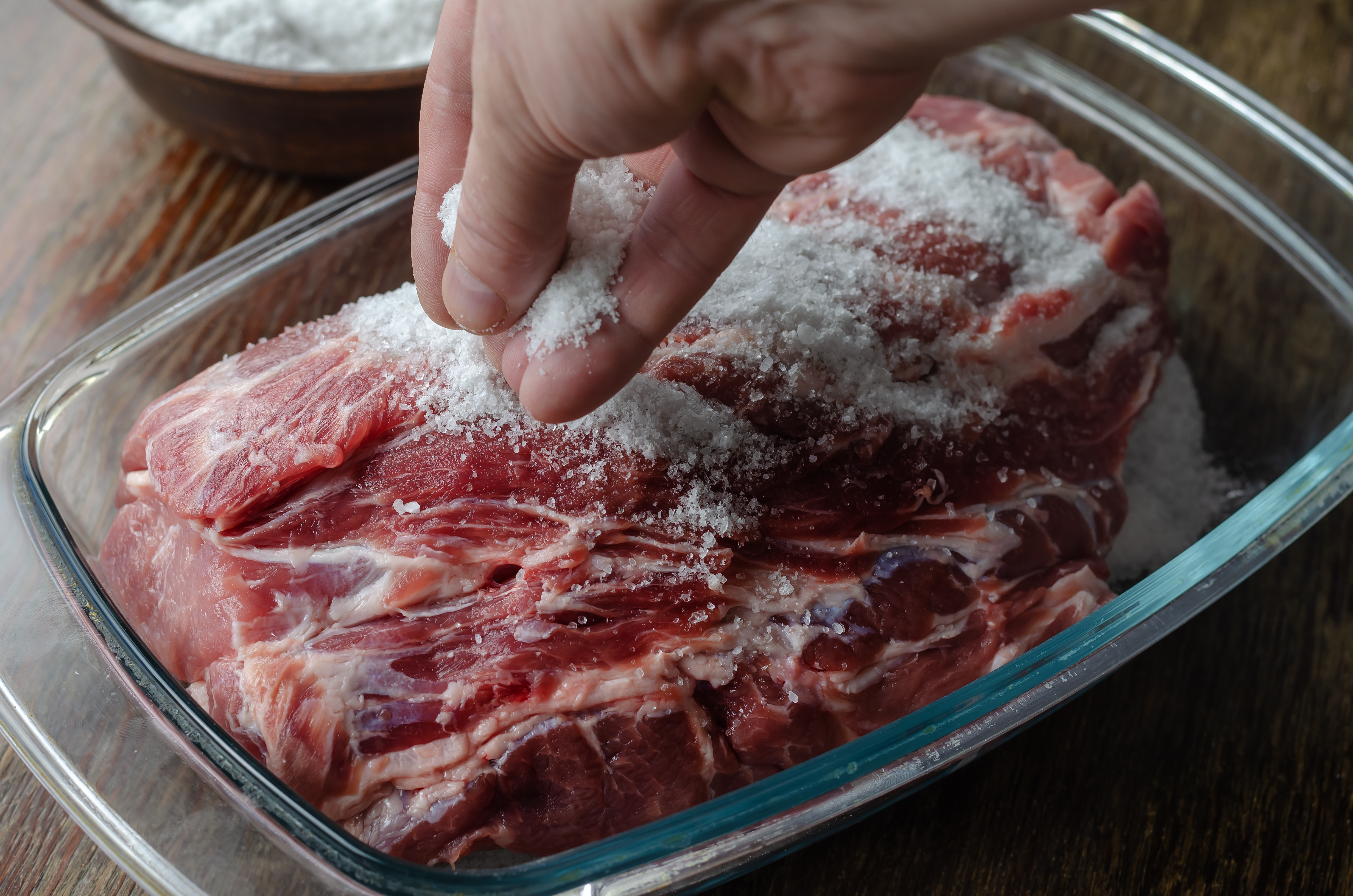 <strong>肉块双面大量撒上一层盐,用手轻轻按摩肉块,然后在室温下静置一段时间。(Shutterstock)</strong>
