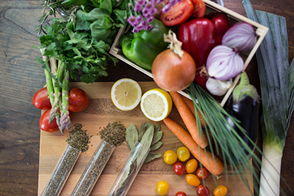 天然食物中的營養素可切斷癌細胞供血、餓死癌症。(Shutterstock)