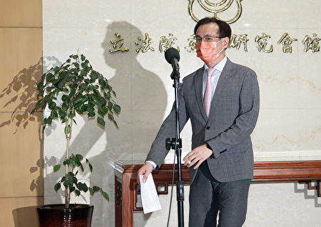 民進黨立委鄭運鵬將接棒前新竹市長林智堅參 選桃園市長。
