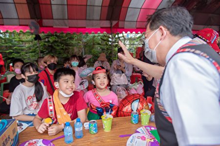 桃园市长郑文灿向孩子们挥手致意。