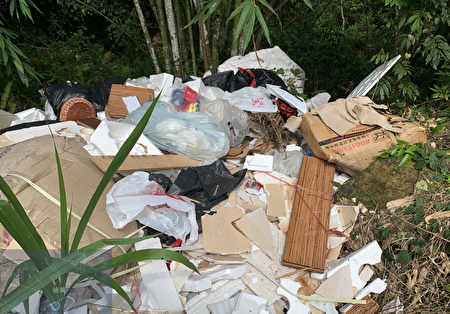  嘉縣環保局6月中接獲通報番路鄉草山村台三線山谷邊坡，遭棄置的裝潢廢木材。