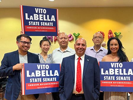 2022年8月14日,纽约州第17选区州参议员参选人Vito LaBella与共和党亚裔俱乐部成员合影。
