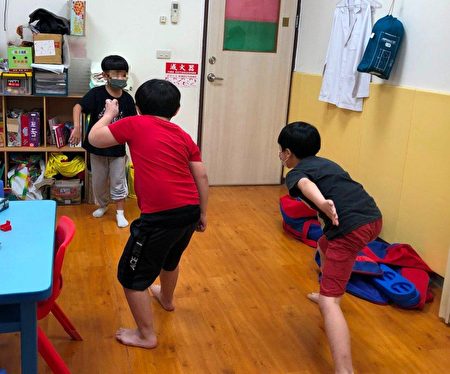 陈姿燕职能治疗师建议经由游戏的方式，帮助孩子增加注意力。图中小朋友进行一二三木头人游戏，训练集中性注意力。