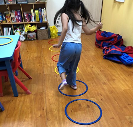 透過邊跳邊數步數的方式，可以訓練孩子的分散性注意力。