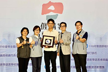 苗栗文學作家甘耀明長篇小說 「 成為真正的人 」獲得香港第九屆 「 紅樓夢奬」 首奬 
